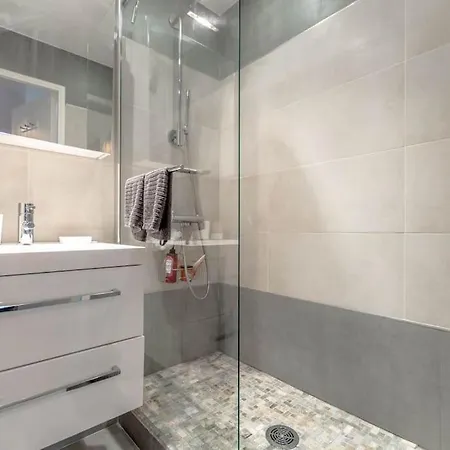 Anais De Saint-tropez, Bel Appartement, Avec Piscine Et Jardin, Au Coeur De Tropez *